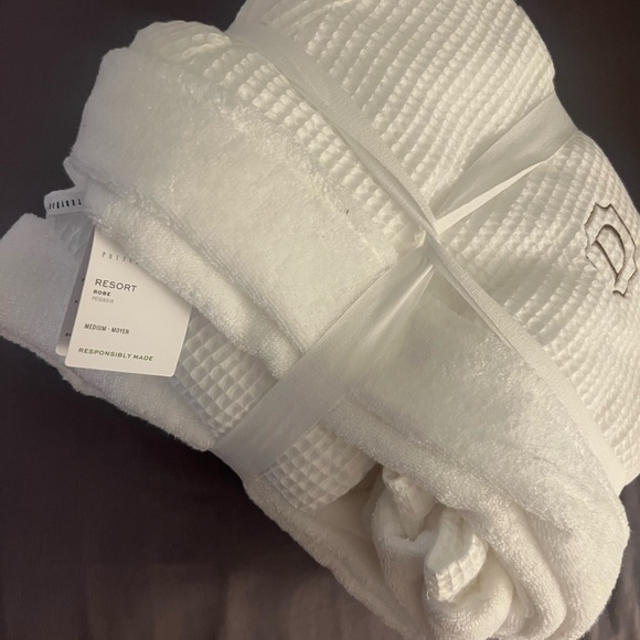Pottery Barn Waffle Weave Resort Robe (D Monogram) - Picture 3 of 4
